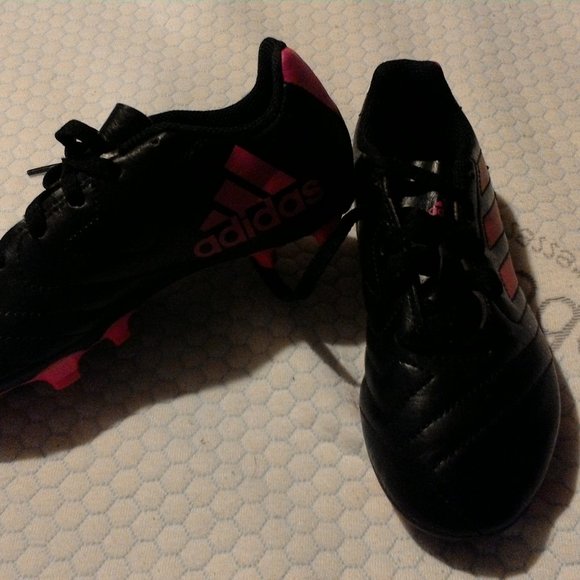 Adidas girl's cleat's - Picture 2 of 3